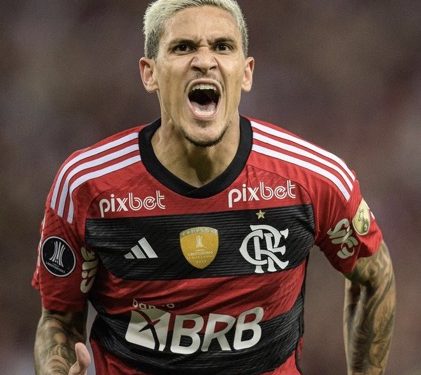 Atacante Pedro, do Flamengo, leva soco no rosto após jogo e presta queixa contra preparador físico do clube